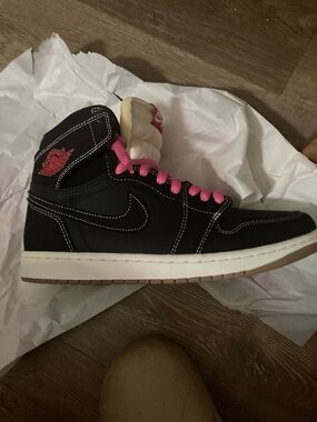Nike Black Low-Top Sneaker with Pink Laces and Cream Tongue
